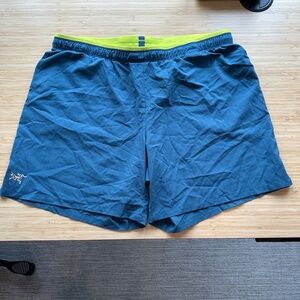 Men's Arc'teryx Norvan Short 7" - Size XL, Blue shorts with neon accents